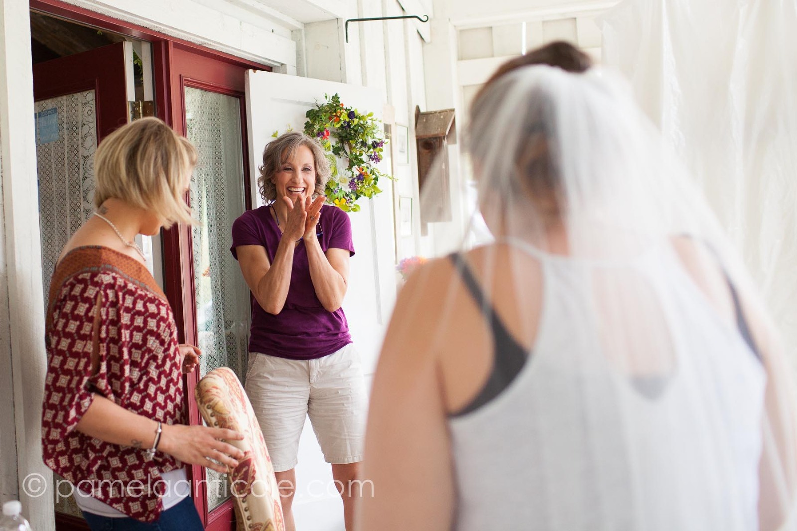 bride getting ready at lingrow farms pittsburgh documentary wedding photos