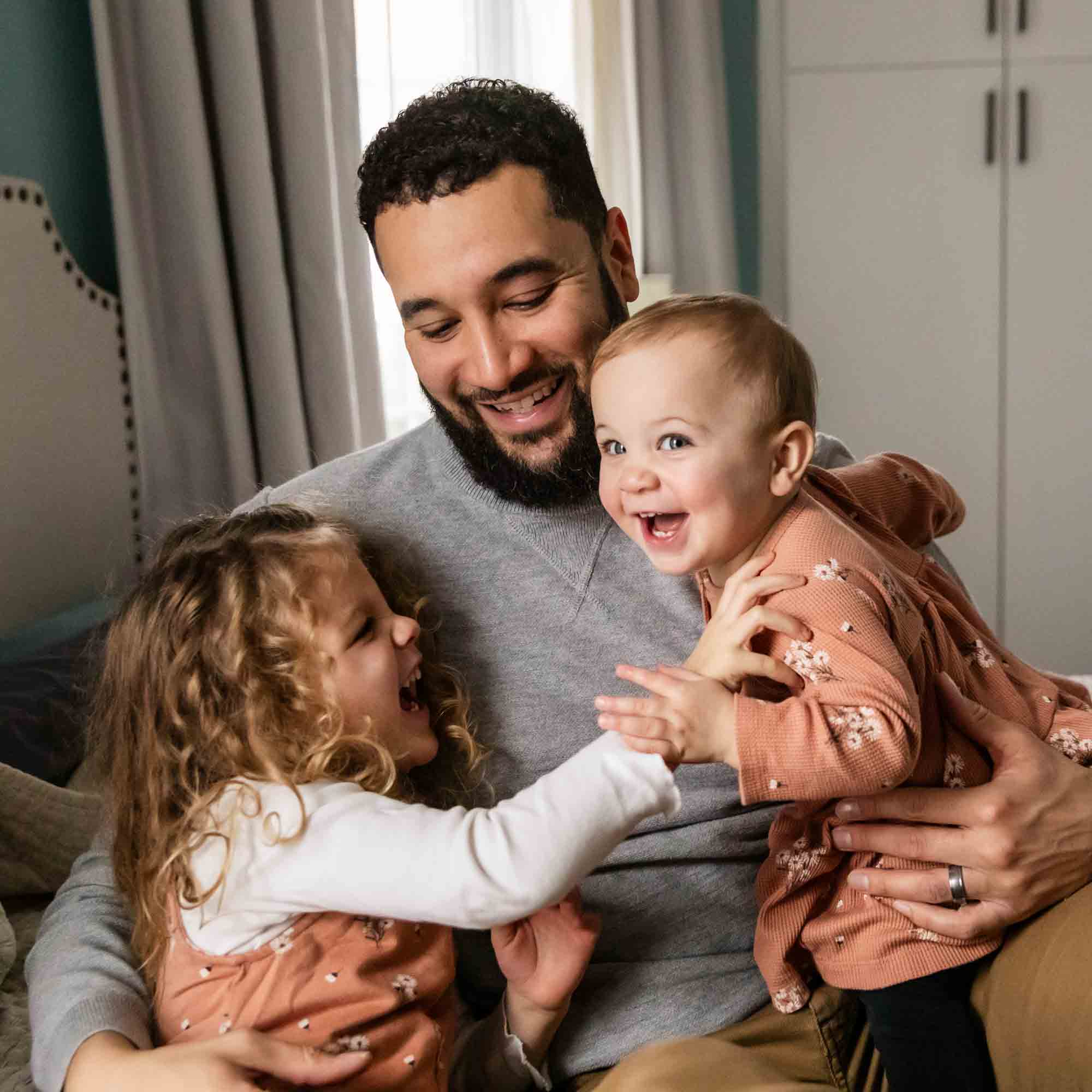 professional photographer pamela anticole is a pittsburgh photographer who specializes in at home photo shoots with families