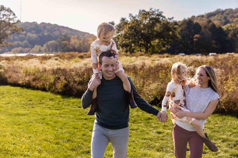 fall mini sessions in pittsburgh outdoors with the city in the background