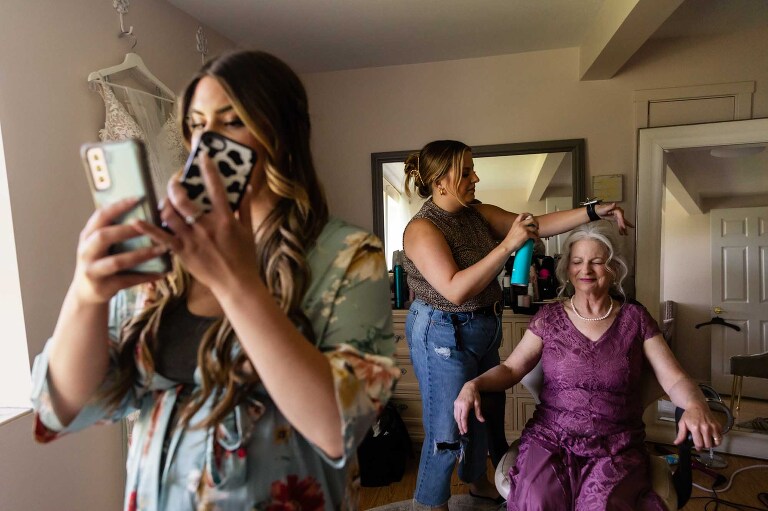 bridesmaids and mother of the groom get ready at pinehall at eisler farms